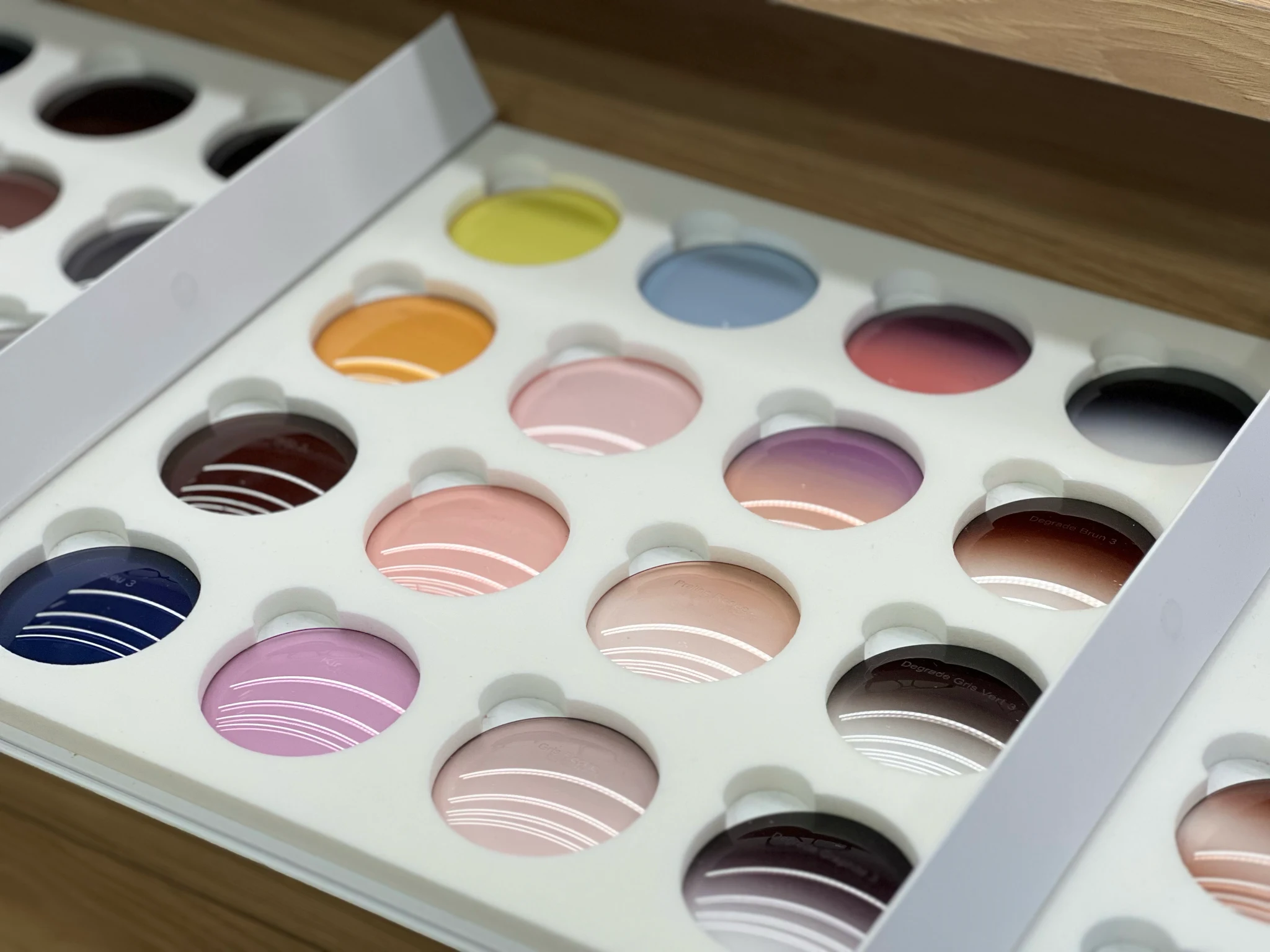 Échantillons réels de verres colorés présentés chez Coty Optique